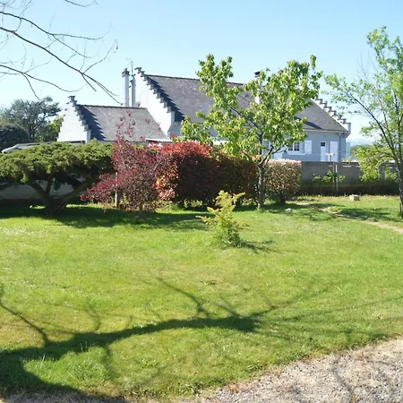 Aux Pieds Des Pyrenees