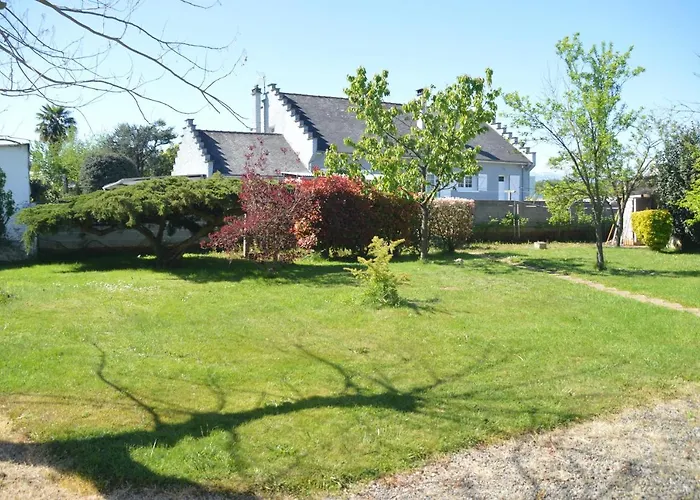 Aux Pieds Des Pyrenees